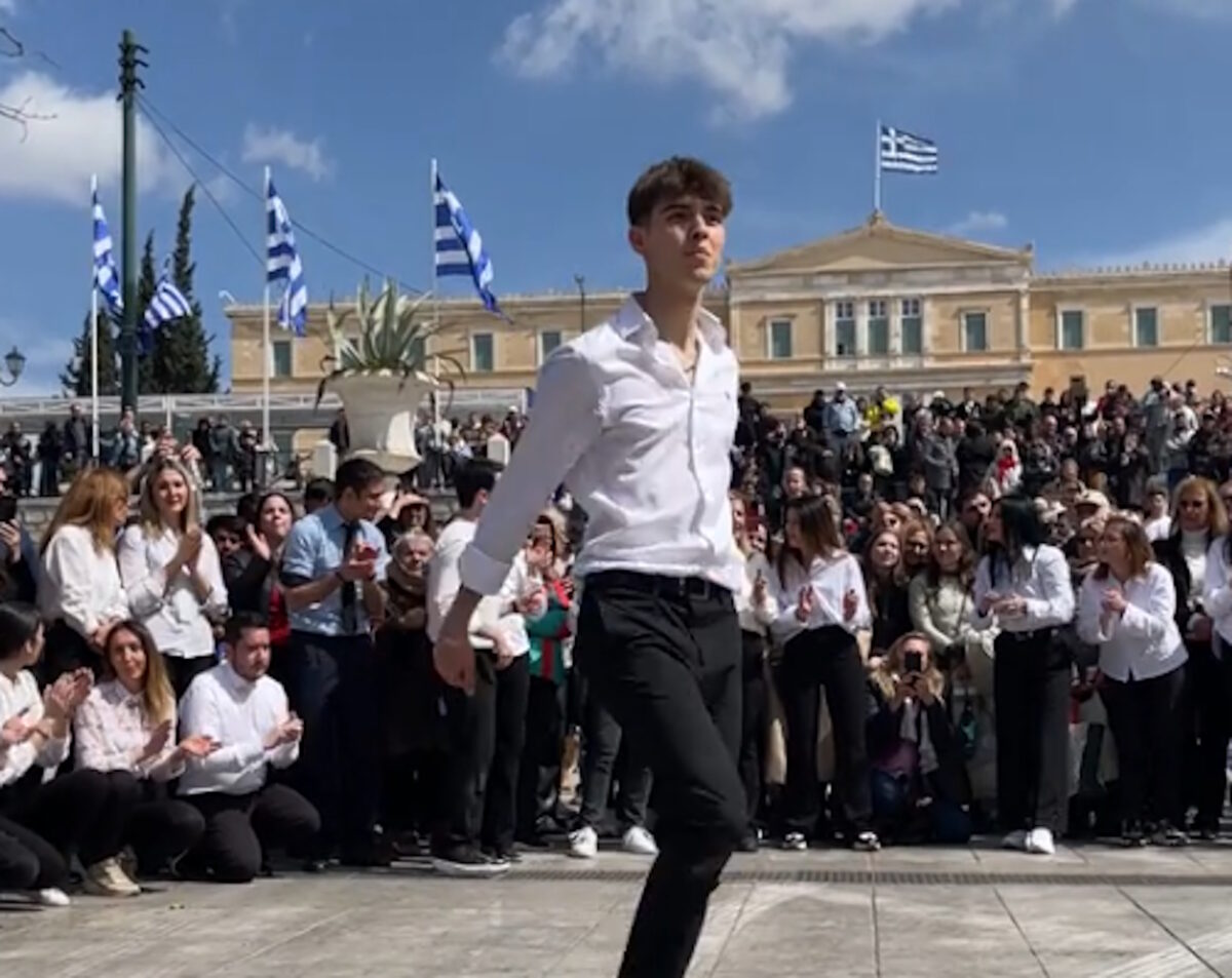 Το ζεϊμπέκικο στο Σύνταγμα μετά την παρέλαση που κατέκτησε το διαδίκτυο με 1 εκατ. προβολές