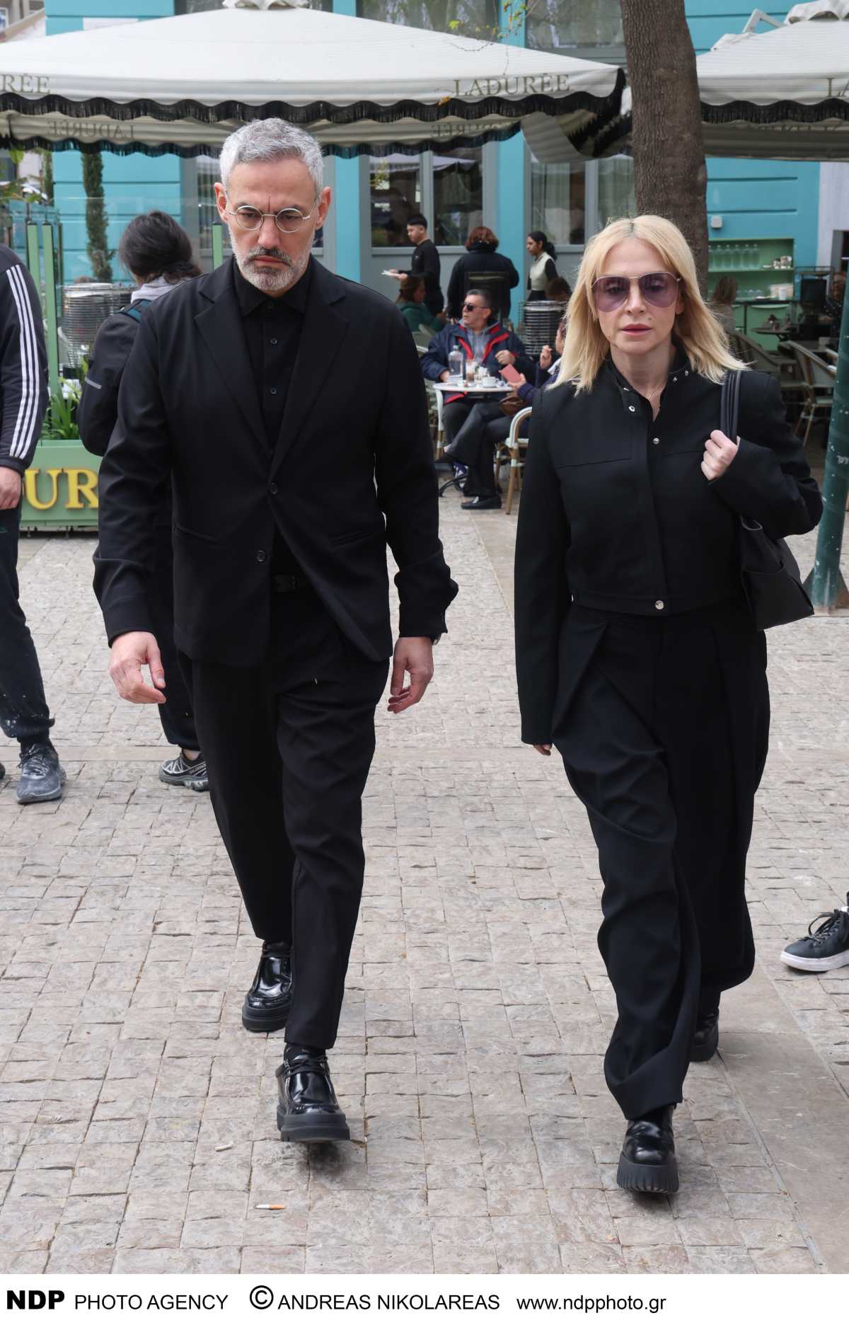 Η Ζουγανέλη και ο Συρίγος στην κηδεία της Μαρινέλλας