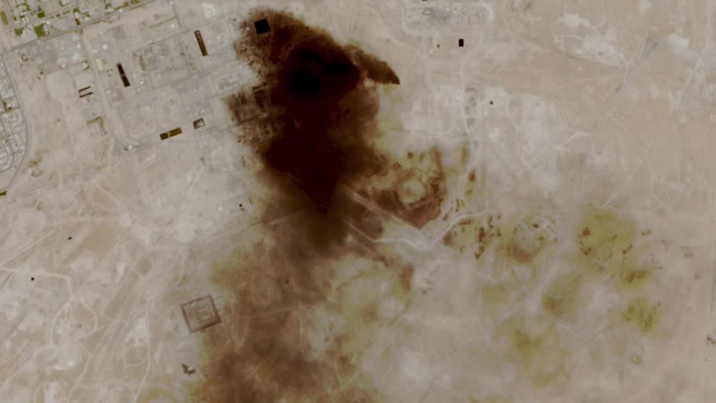 Σαουδική Αραβία: Επικυρώνει τις επιθέσεις σε ζωτικές ενεργειακές εγκαταστάσεις, σοβαρό χτύπημα σε αγωγό – Δορυφορικές φωτογραφίες