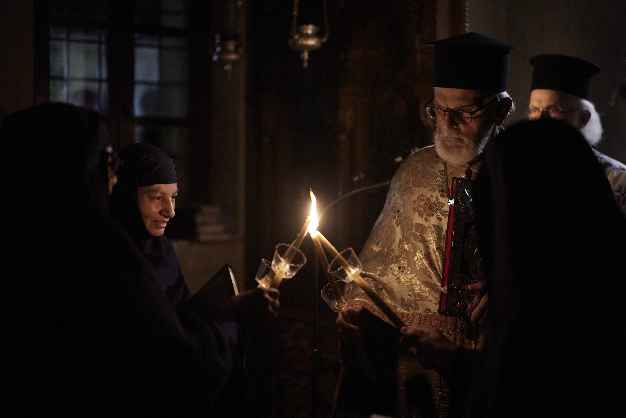 Στα Χανιά στην Ιερά Μονή Αγίου Ιωάννη Προδρόμου Κορακιών παρακολούθησαν την Αναστάσιμη Ακολουθία ο Κυριάκος Μητσοτάκης και η σύζυγός του