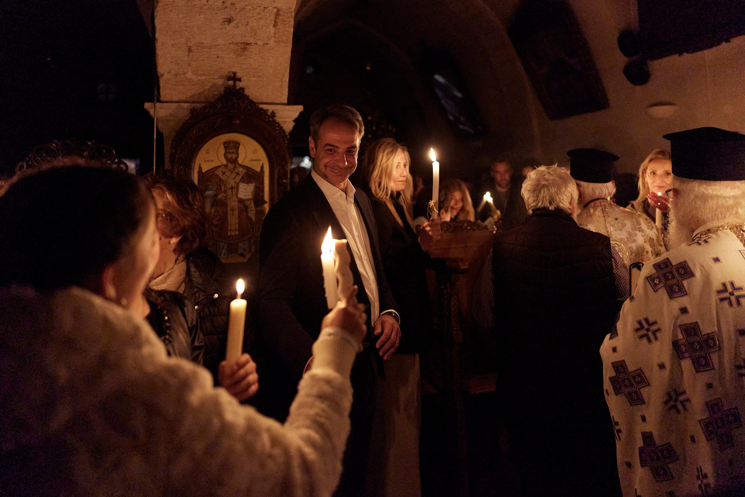 Στα Χανιά στην Ιερά Μονή Αγίου Ιωάννη Προδρόμου Κορακιών παρακολούθησαν την Αναστάσιμη Ακολουθία ο Κυριάκος Μητσοτάκης και η σύζυγός του
