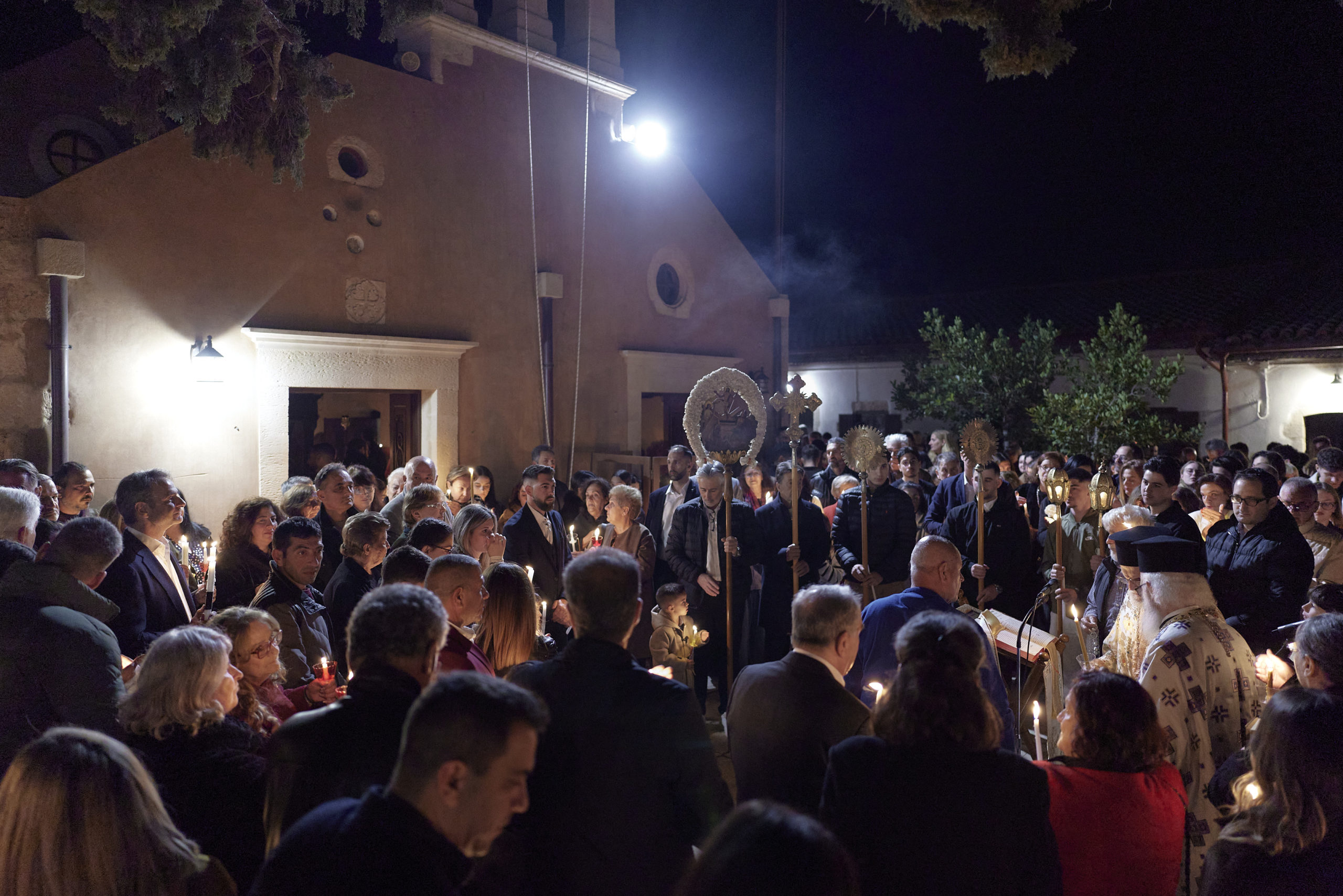 Στα Χανιά στην Ιερά Μονή Αγίου Ιωάννη Προδρόμου Κορακιών παρακολούθησαν την Αναστάσιμη Ακολουθία ο Κυριάκος Μητσοτάκης και η σύζυγός του