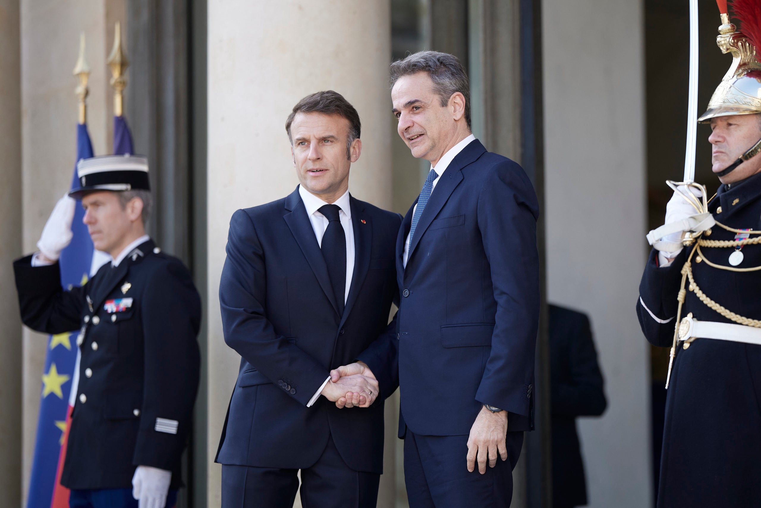 Bloomberg: Ελλάδα και Γαλλία επεκτείνουν την αμυντική συνεργασία τους για πέντε επιπλέον χρόνια