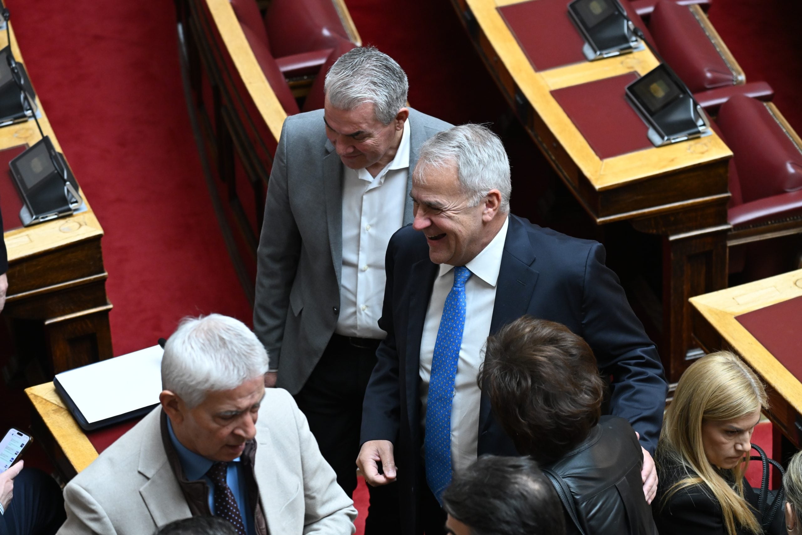 Συζήτηση Βορίδη με «γαλάζιους» βουλευτές στη Βουλή μετά την ψήφο για την άρση ασυλίας