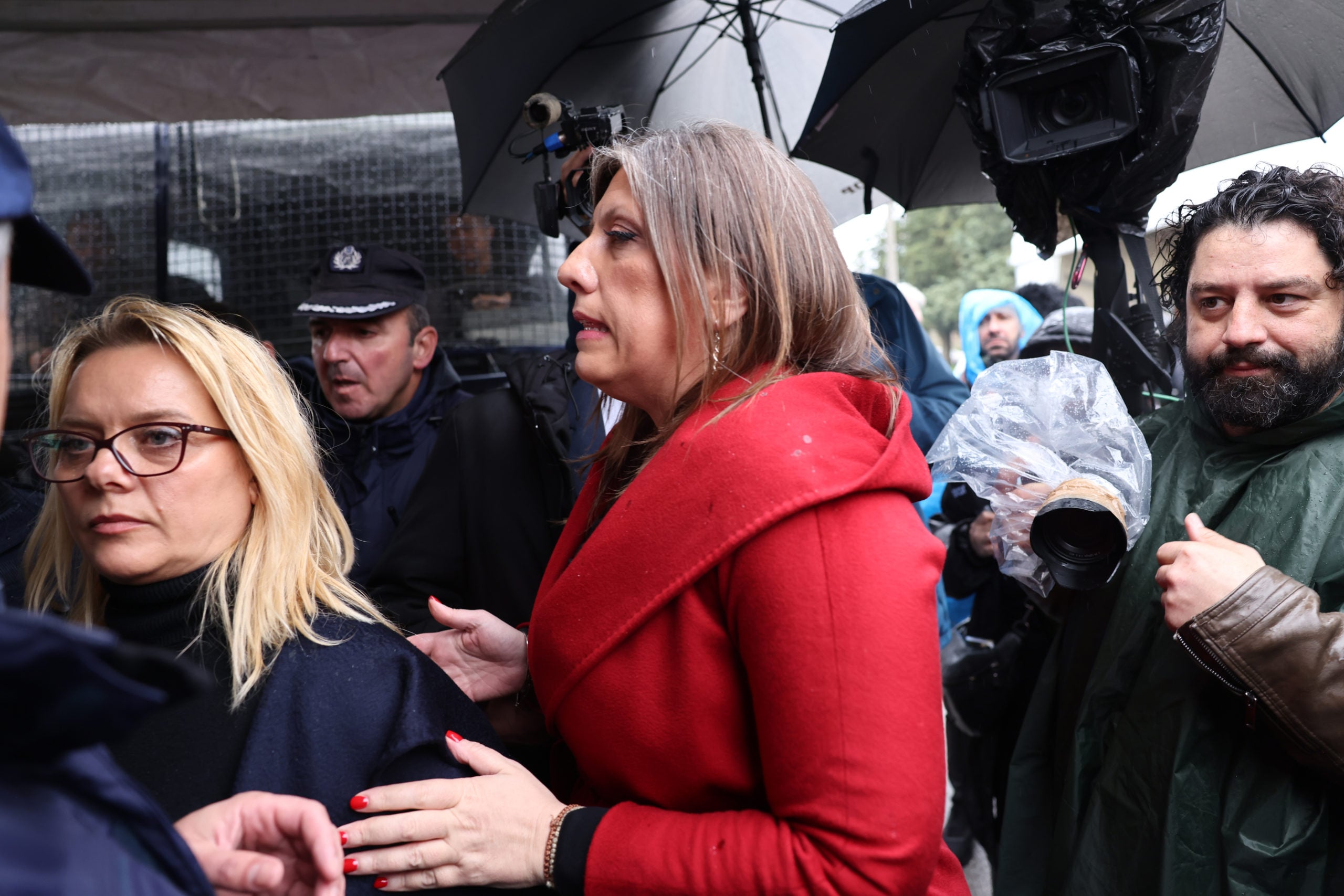 Δίκη στα Τέμπη: Η Ζωή Κωνσταντοπούλου μοιράζεται βίντεο στο TikTok από τη δικαστική αίθουσα – «Τι συμβαίνει εδώ; Θα συλλάβετε δικηγόρους;»