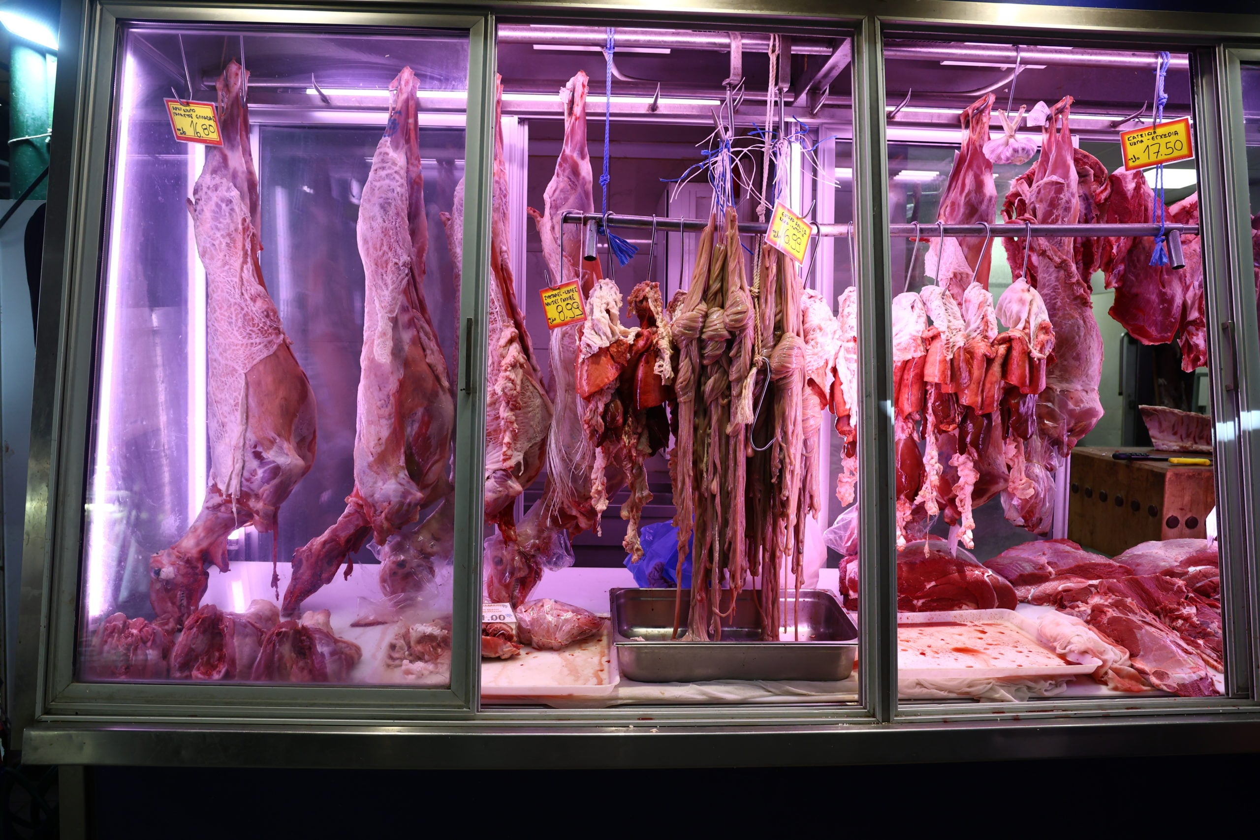 Πάσχα: «Σταθερές» οι τιμές σε αρνιά και κατσίκια – Πόσο θα κοστίσει φέτος το πασχαλινό τραπέζι