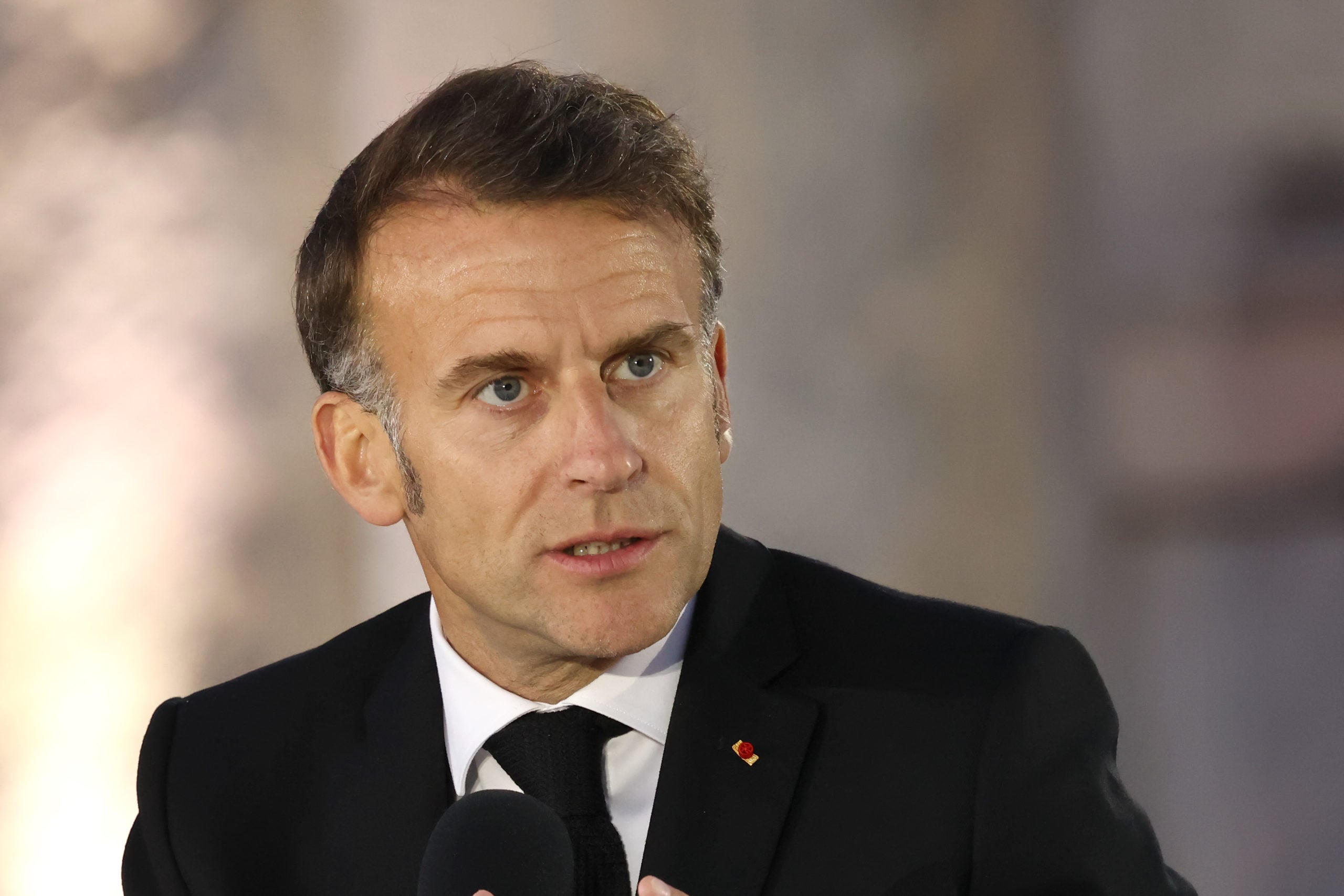 Ο Εμανουέλ Μακρόν και η σύζυγός του Μπριζίτ στο Προεδρικό Μέγαρο για το επίσημο δείπνο με τον Κωνσταντίνο Τασούλα – Ποιοι θα παραστούν