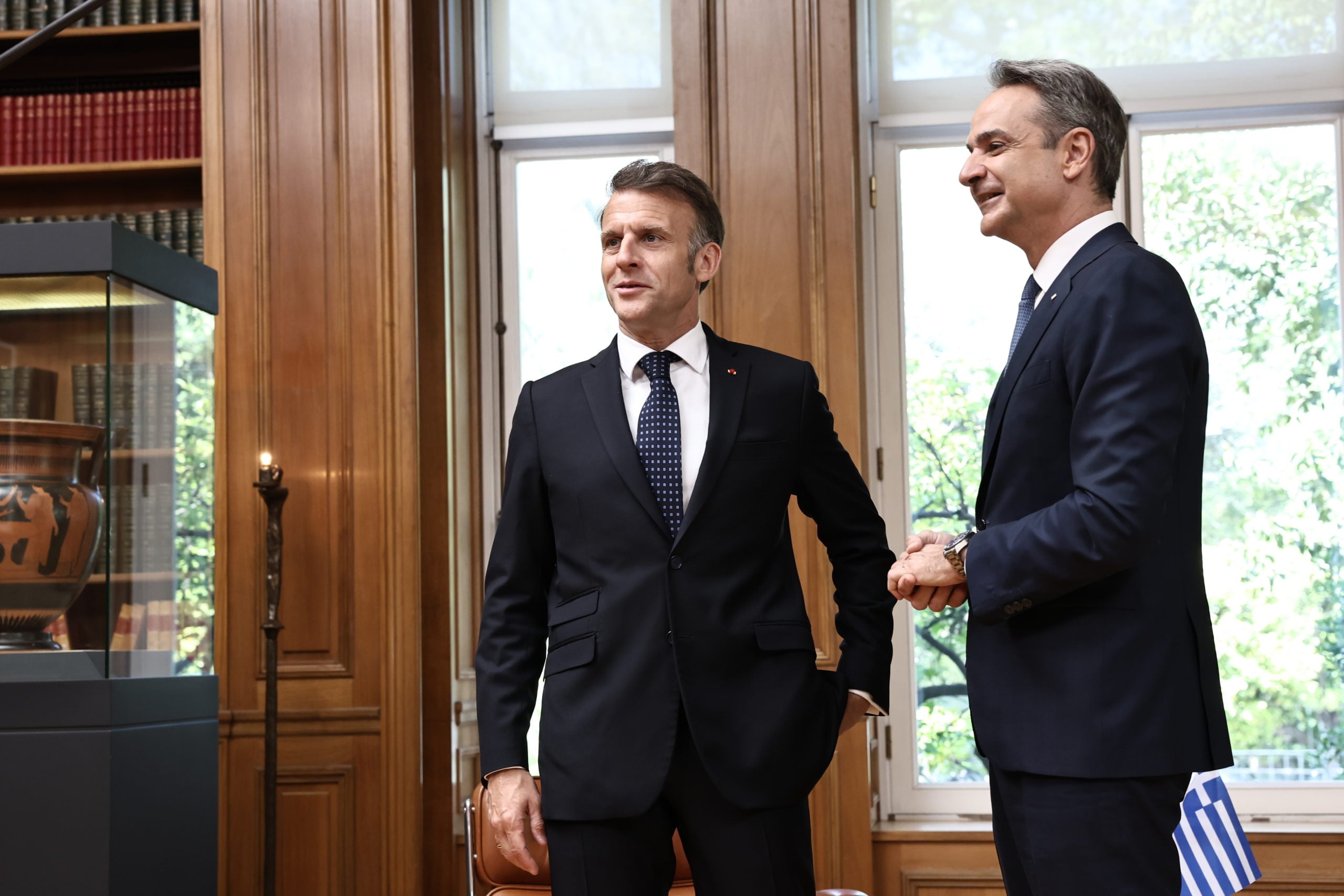 Politico: Μακρόν και Μητσοτάκης επιδιώκουν επέκταση αποπληρωμής του χρέους της πανδημίας και νέα ευρωομόλογα