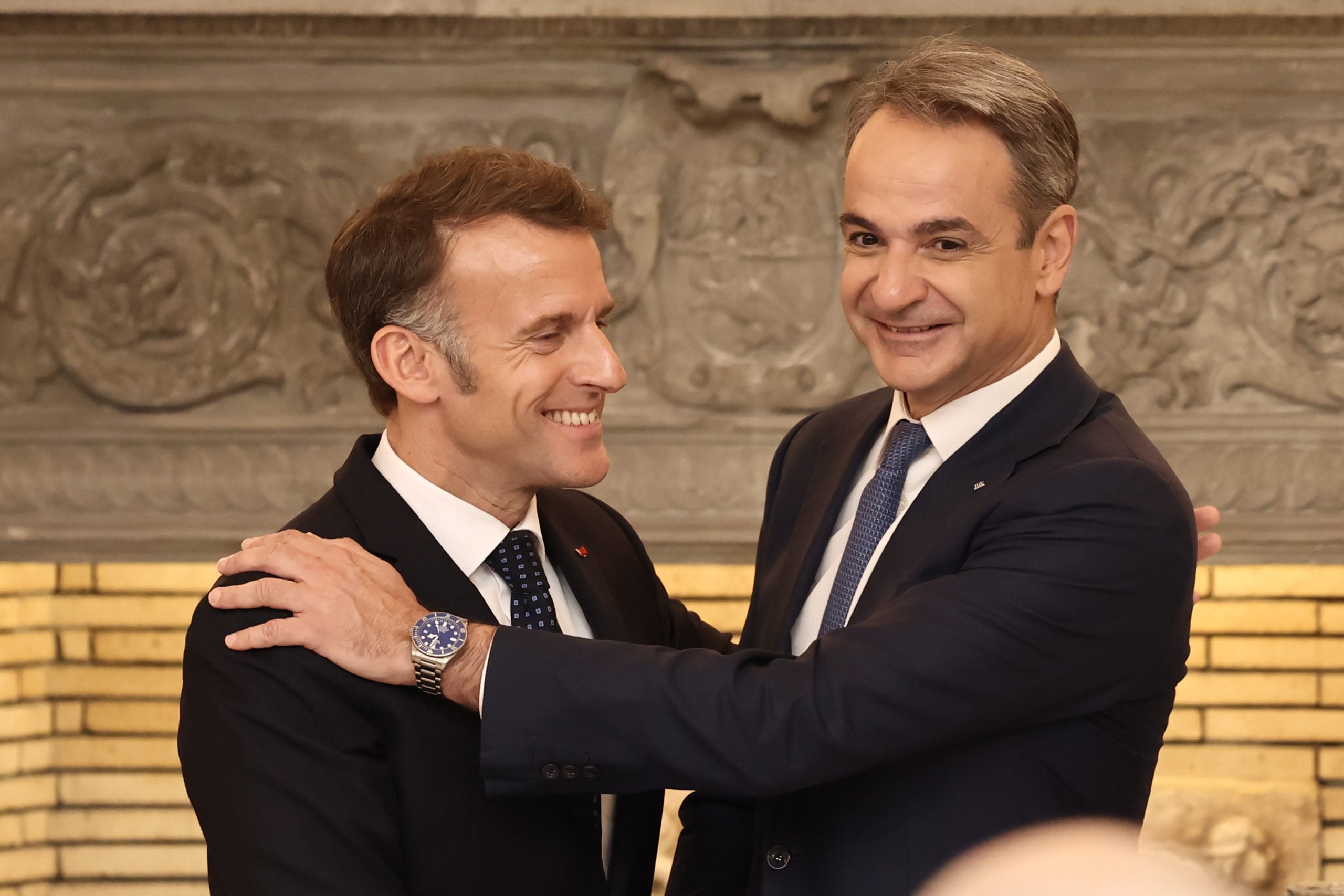 Πώς σχολιάζουν τα γαλλικά ΜΜΕ τη συνάντηση Μητσοτάκη – Μακρόν: Στο επίκεντρο οι ισχυροί δεσμοί Ελλάδας – Γαλλίας και οι εκκλήσεις για ειρήνη στη Μέση Ανατολή