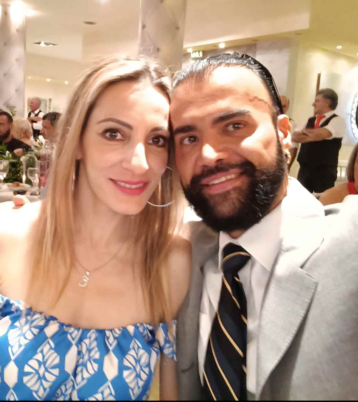 Ο Περικλής Κονδυλάτος με ξανθιά καλλονή