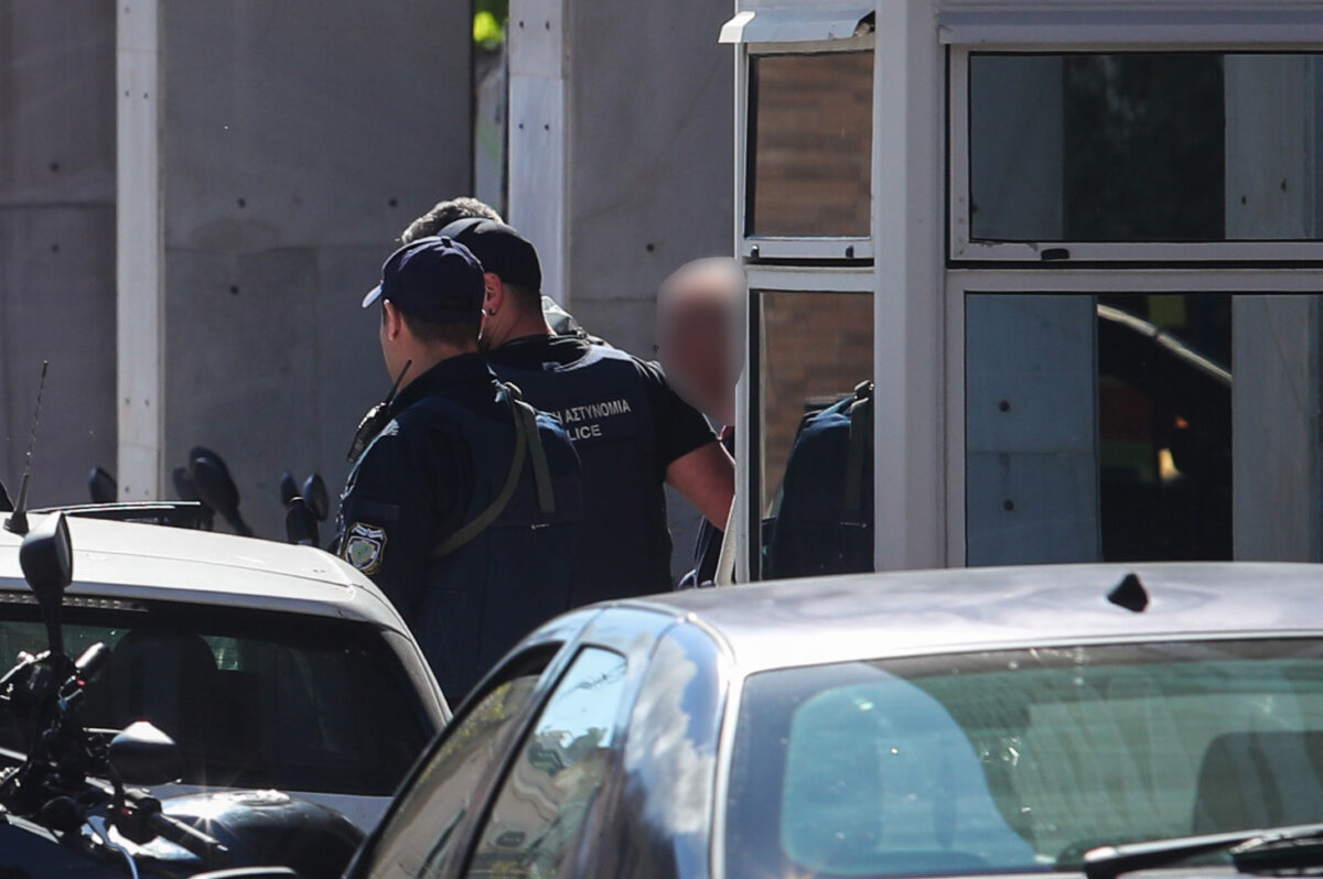 Πυροβολισμοί σε ΕΦΚΑ και Πρωτοδικείο: Αντιμέτωπος με τρία κακουργήματα και έξι πλημμελήματα ο 89χρονος