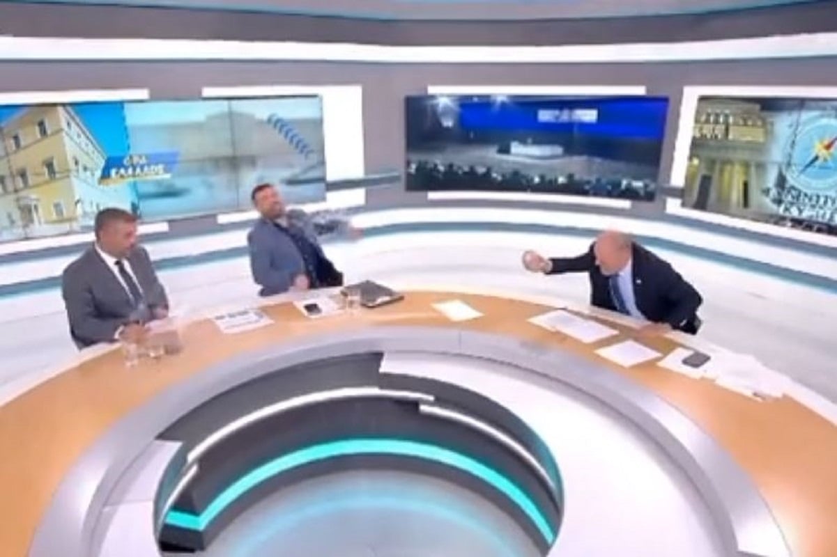 Σάλος με AI βίντεο στο TikTok – Εμφανίζει τον Βελόπουλο να πετά νερό σε δημοσιογράφους του OPEN και να «αποβάλλεται»