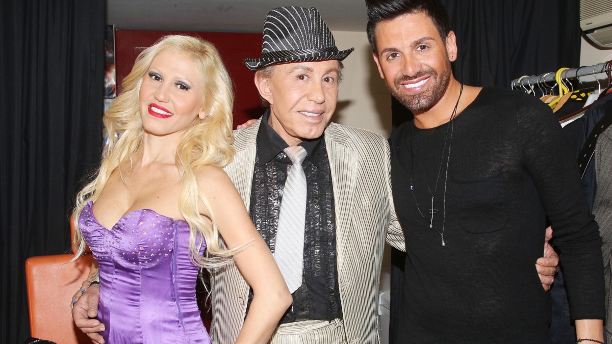 Home 106 Αννούλα Φλωρινιώτη: Στο πιο συγκλονιστικό βίντεο στο τάφο του αδελφού και του πατέρα της