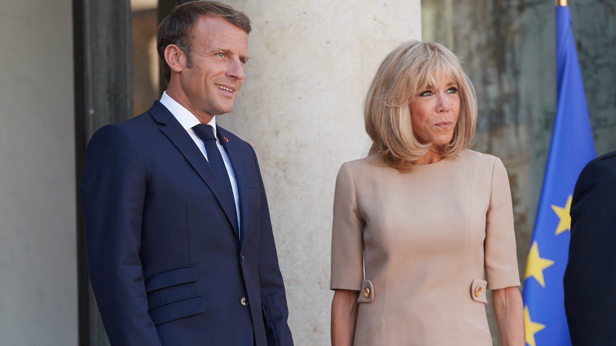 Μπριζίτ Μακρόν: Περιδιαβαίνει το Σύνταγμα και κλέβει τις εντυπώσεις (Βίντεο)