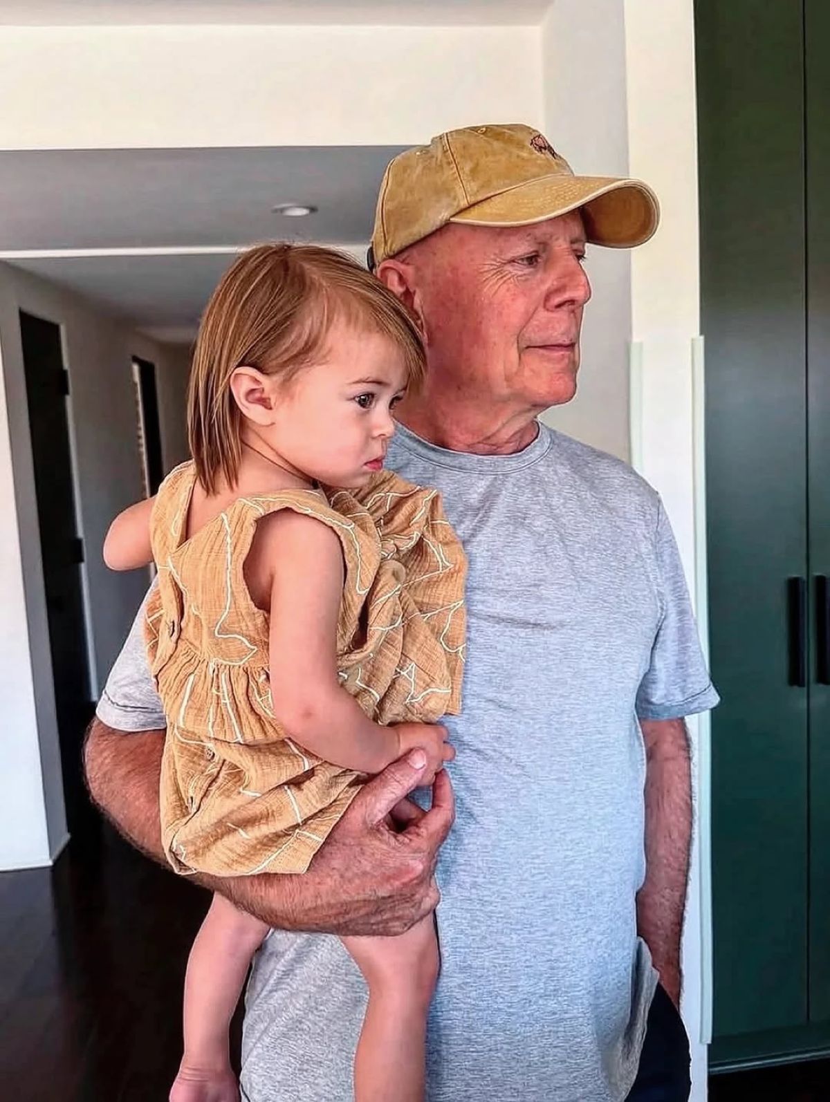 Οι φωτογραφίες του Μπρους Γουίλις με την οικογένειά του