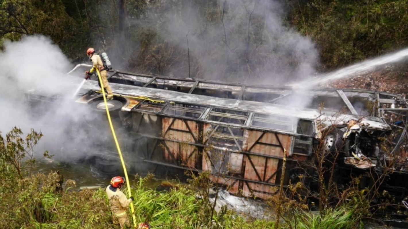 Δραματικό δυστύχημα στον Ισημερινό: Τουλάχιστον 11 νεκροί από ανατροπή λεωφορείου σε χαράδρα – Δείτε βίντεο