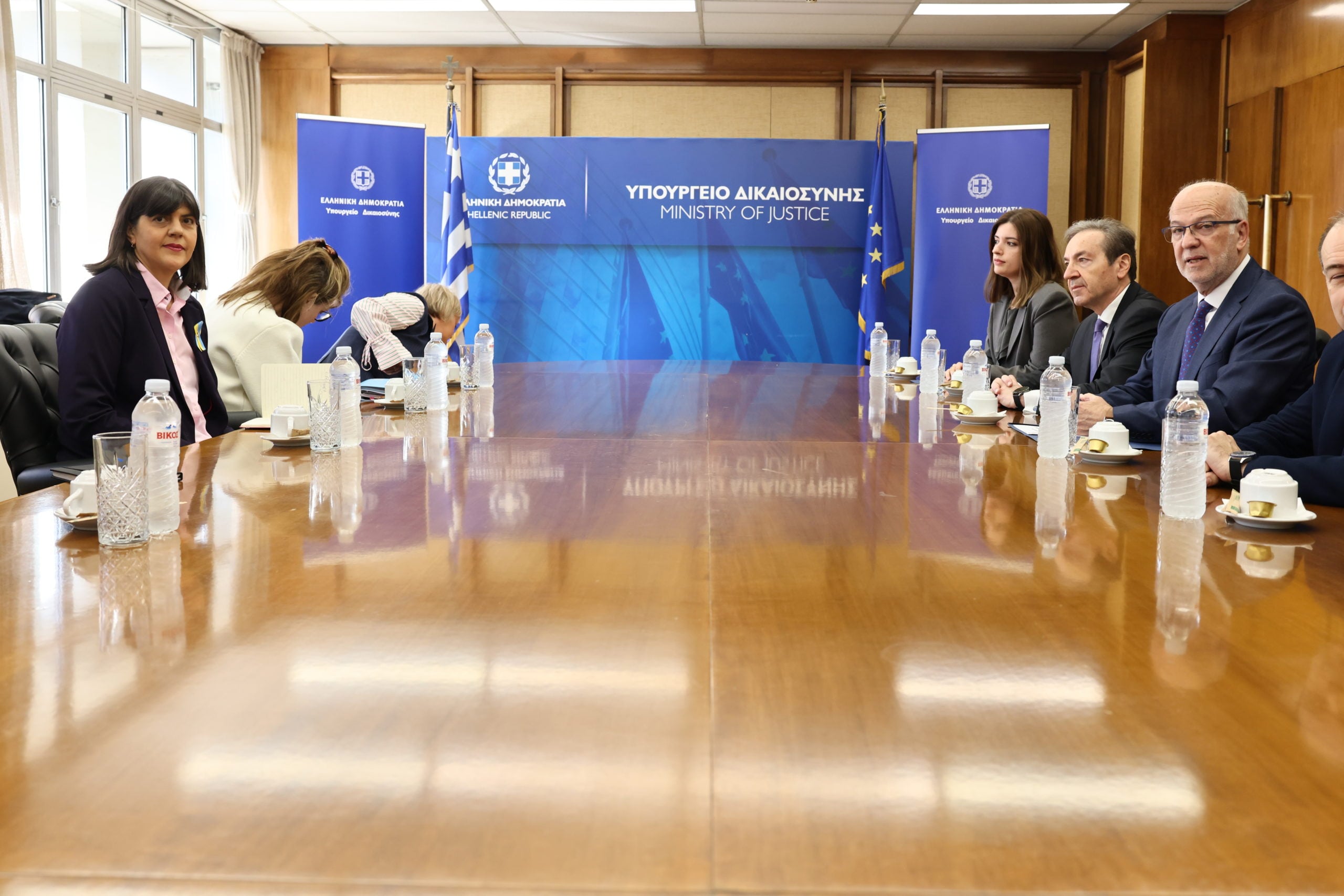 Φλωρίδης – Κοβέσι: Τι συζητήθηκε στη 30λεπτη συνάντησή τους – Στο επίκεντρο η ανανέωση θητείας τριών Ευρωπαίων Εισαγγελέων