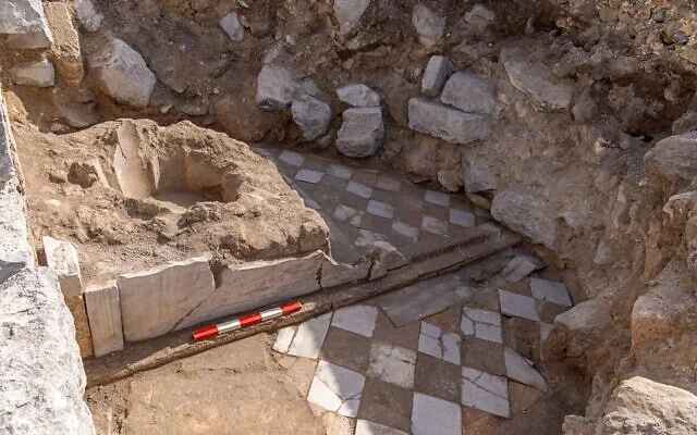 Σημαντική ανακάλυψη στο Ισραήλ: Βρέθηκε αρχαίο μαρμάρινο αντικείμενο 1.300 ετών σε βυζαντινή εκκλησία