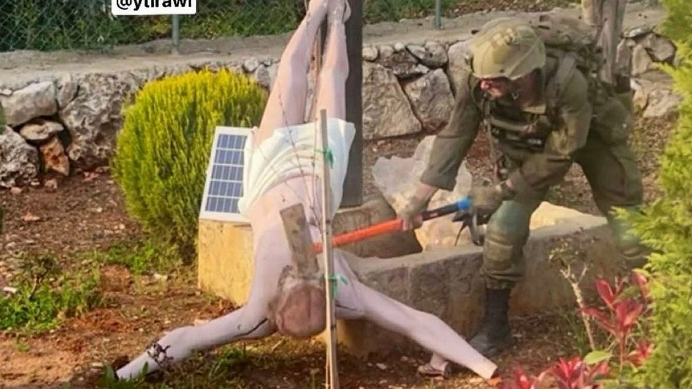 Λίβανος: Εικόνα απεικονίζει Ισραηλινό στρατιώτη να βανδαλίζει άγαλμα του Χριστού – Έρευνα σε εξέλιξη, αναφέρει ο IDF