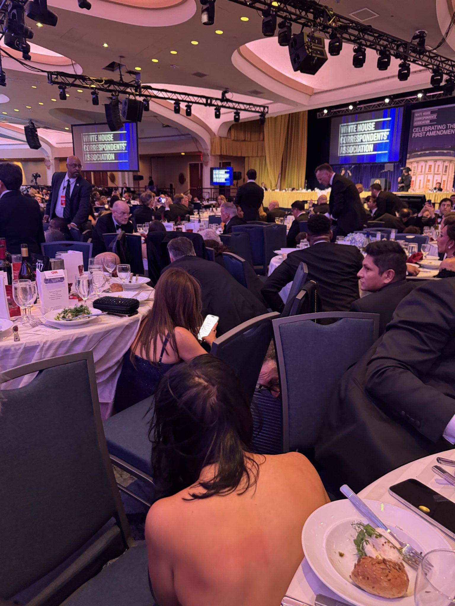 ΗΠΑ: «Κρυφτήκαμε ουρλιάζοντας» – Οι αντιδράσεις από τους πυροβολισμούς στη δεξίωση του Λευκού Οίκου