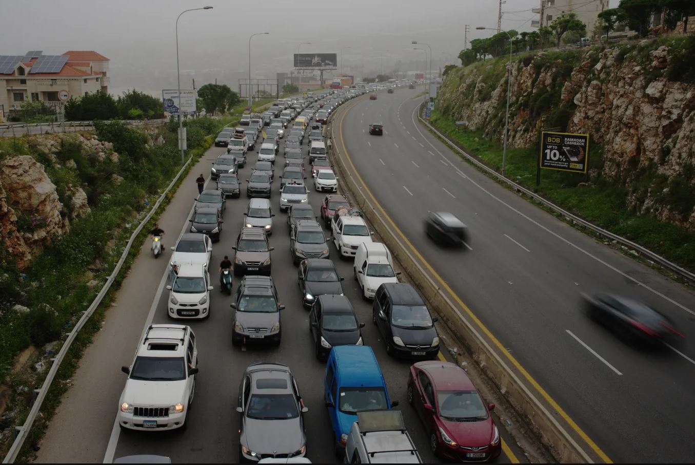 Εκτοπισμένοι κάτοικοι επιστρέφουν οδικώς στα χωριά τους μετά την εκεχειρία μεταξύ Ισραήλ και Χεζμπολάχ, στην Τζιγιέ, κοντά στη Σαΐντα, νότιος Λίβανος, Παρασκευή 17 Απριλίου 2026. (Φωτογραφία AP/Hassan Ammar)