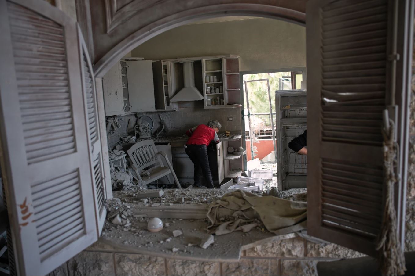 Μια γυναίκα, της οποίας το όνομα δεν δόθηκε στη δημοσιότητα, εισέρχεται στο σπίτι της που υπέστη σοβαρές ζημιές από ισραηλινό αεροπορικό πλήγμα στο Κφαρ Ρουμάν, νότιος Λίβανος, Παρασκευή 17 Απριλίου 2026, μετά την εκεχειρία μεταξύ Ισραήλ και Χεζμπολάχ. (Φωτογραφία AP/Hassan Ammar)