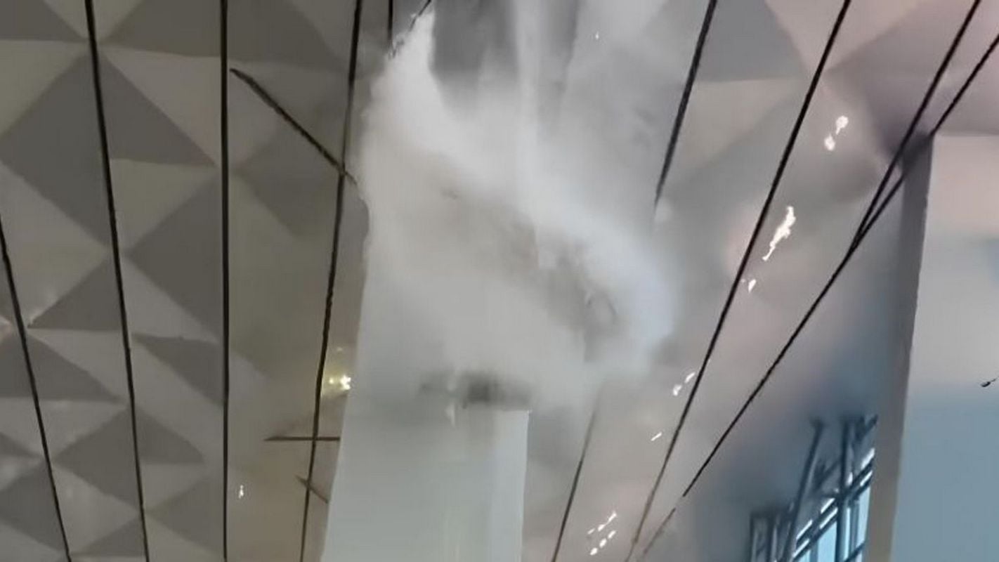 Τζακάρτα: Κατάρρευση οροφής στο αεροδρόμιο Soekarno–Hatta λόγω σφοδρών καιρικών συνθηκών – Δείτε το βίντεο