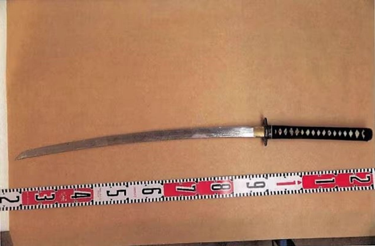 Η κατάνα που χρησιμοποιήθηκε στην επίθεση, δηλαδή το λεγόμενο σπαθί σαμουράι, ζυγίζει περίπου 1,1 κιλό και έχει μήκος ενός μέτρου. Φωτογραφία: Αστυνομία Λαπωνίας