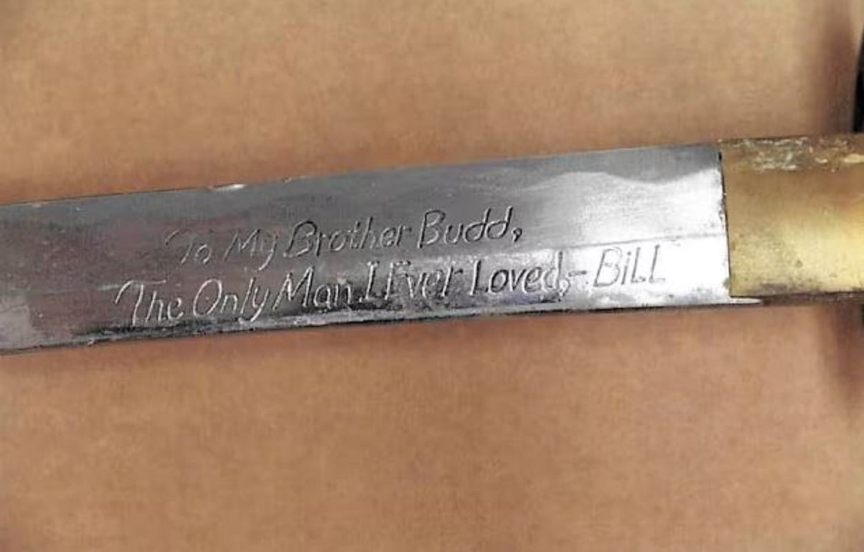 Εικόνα από το υλικό της προανάκρισης της αστυνομίας με το όπλο του εγκλήματος και την επιγραφή του. Φωτογραφία: Αστυνομία Λαπωνίας