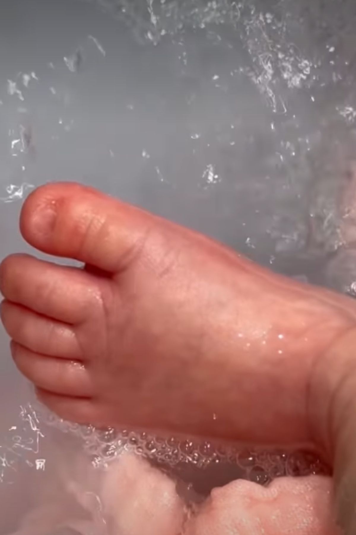 Η Κατερίνα Καινούργιου κάνει μπάνιο την Ξένια