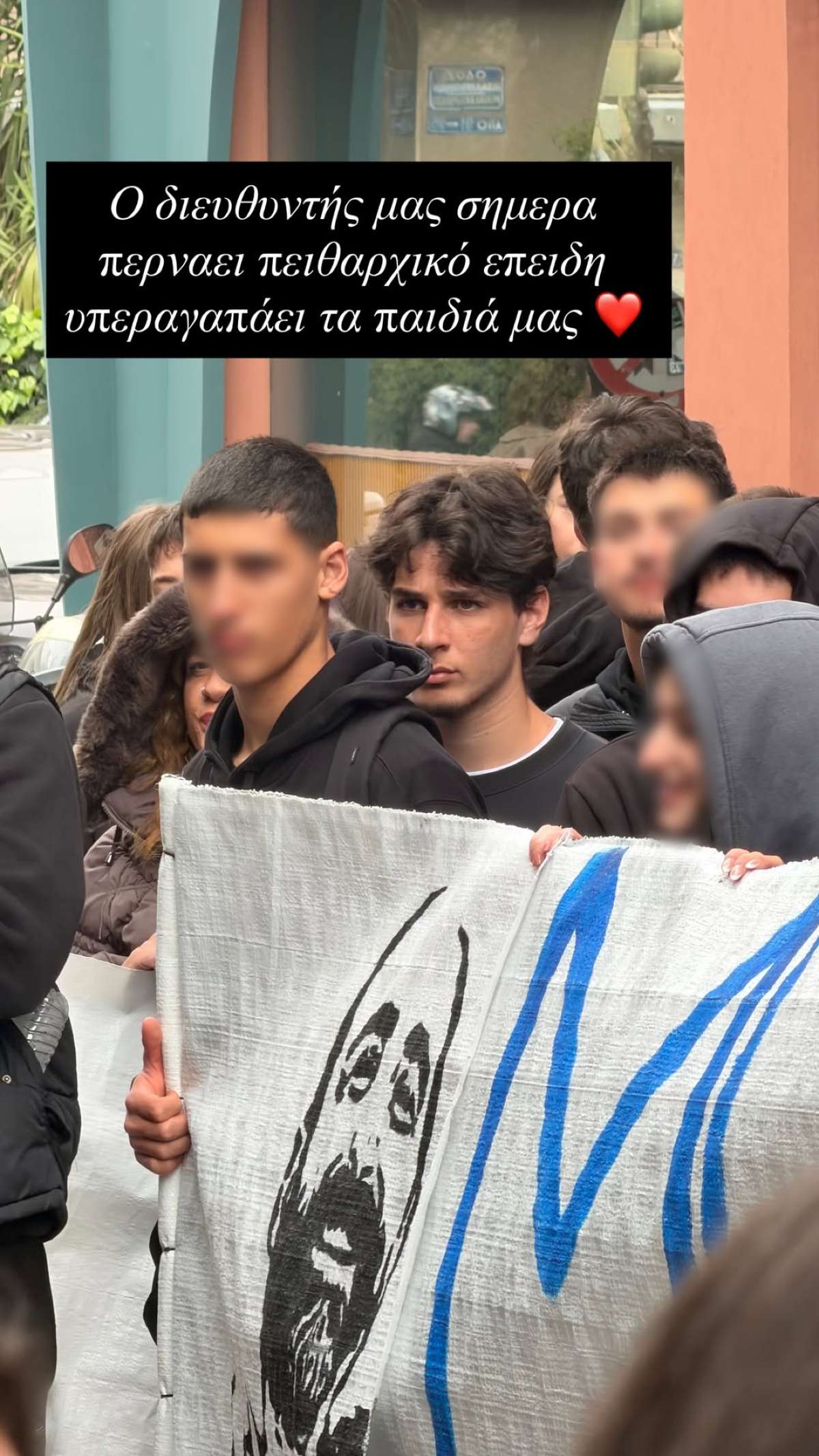 Η Μαρίνα Καλογήρου σε συγκέντρωση για τον διευθυντή του σχολείου του γιου της