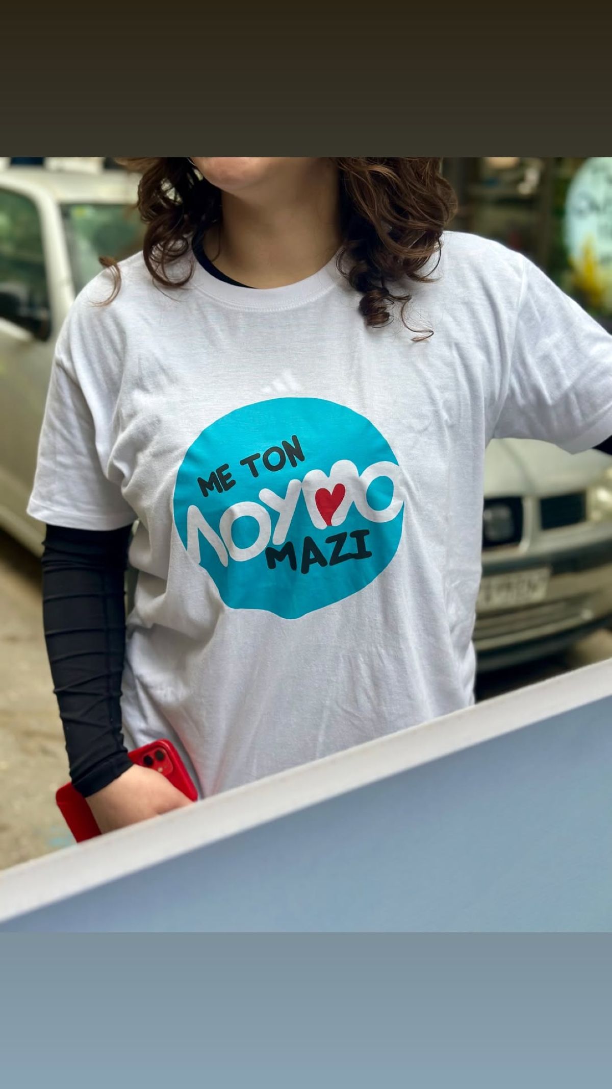 Η Μαρίνα Καλογήρου σε συγκέντρωση για τον διευθυντή του σχολείου του γιου της