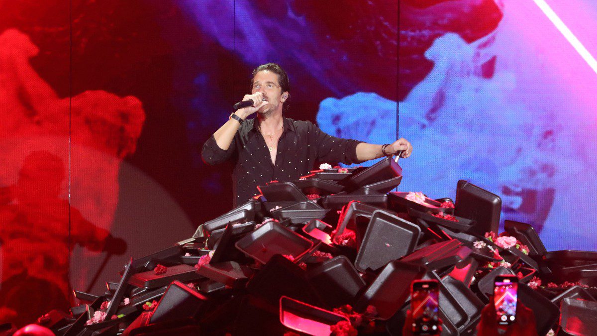 Ο Νίκος Οικονομόπουλος σε μια προσωπική αποκάλυψη για την πίστη του – Το μήνυμά του 6 Ο Νίκος Οικονομόπουλος στα μπουζούκια