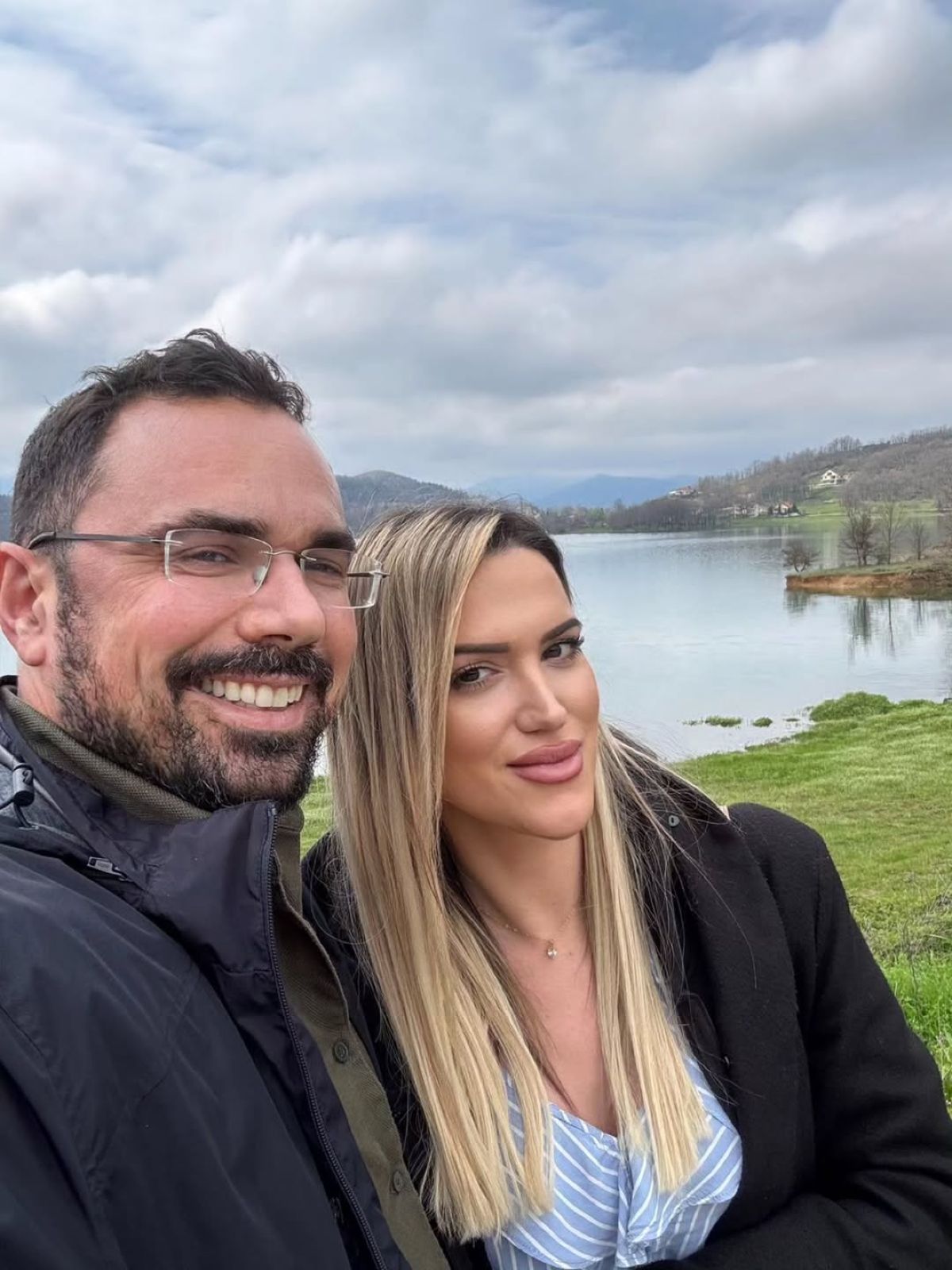 Ο Νίκος Μισίρης με τη σύντροφό του