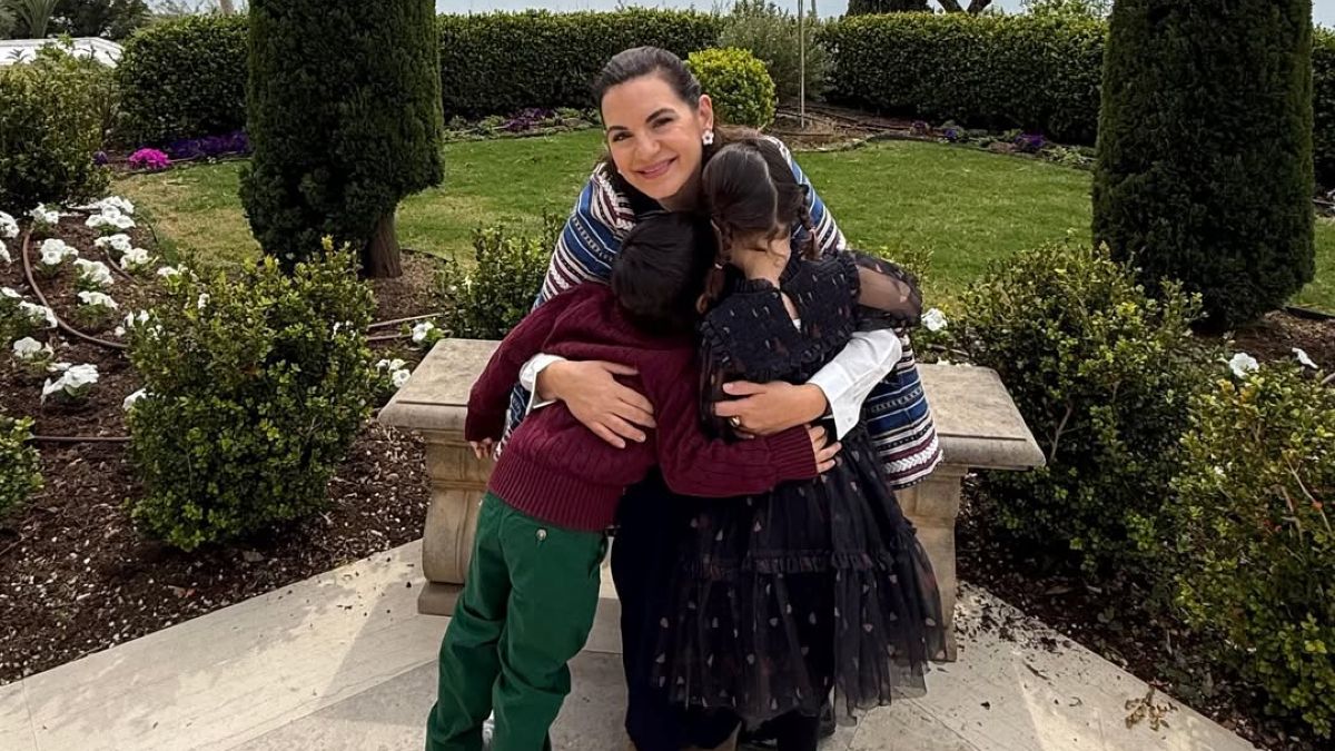 Όλγα Κεφαλογιάννη: Μοιράστηκε πασχαλινές ευχές αγκαλιά με τα 4χρονα δίδυμα της