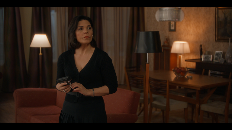 Στη γειτονιά με τα κόκκινα φανάρια: Η Άντζελα πιάνει δουλειά στο Πόρτο Λεόνε