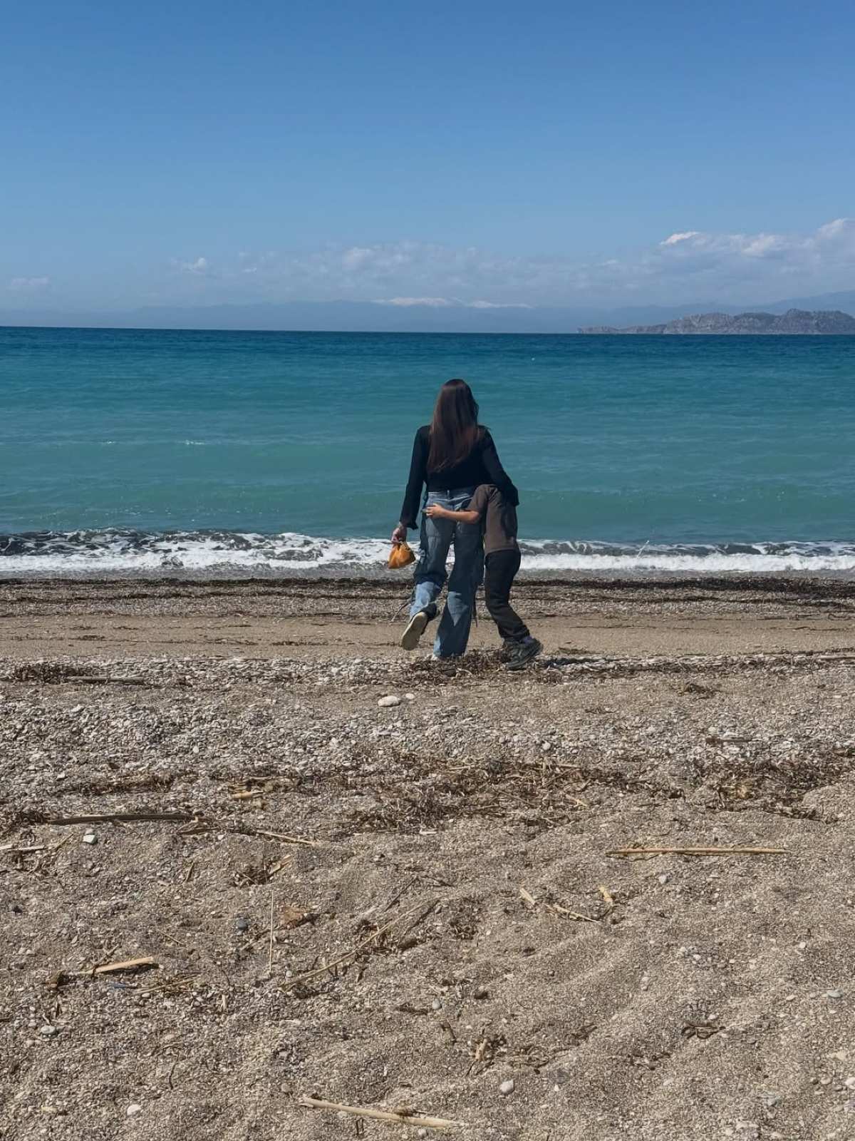 Η Σταματίνα Τσιμτσιλή με τα παιδιά της στην παραλία