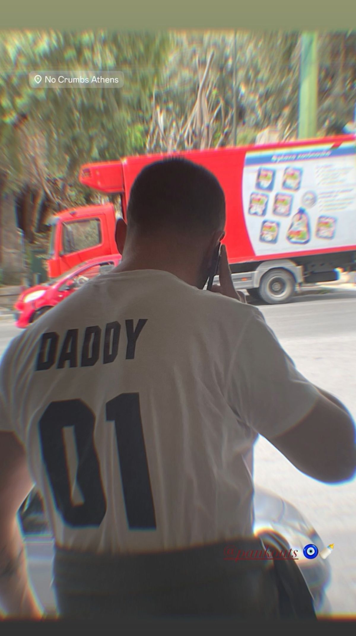 Ο Παναγιώτης Κουτσουμπής με μπλούζα daddy