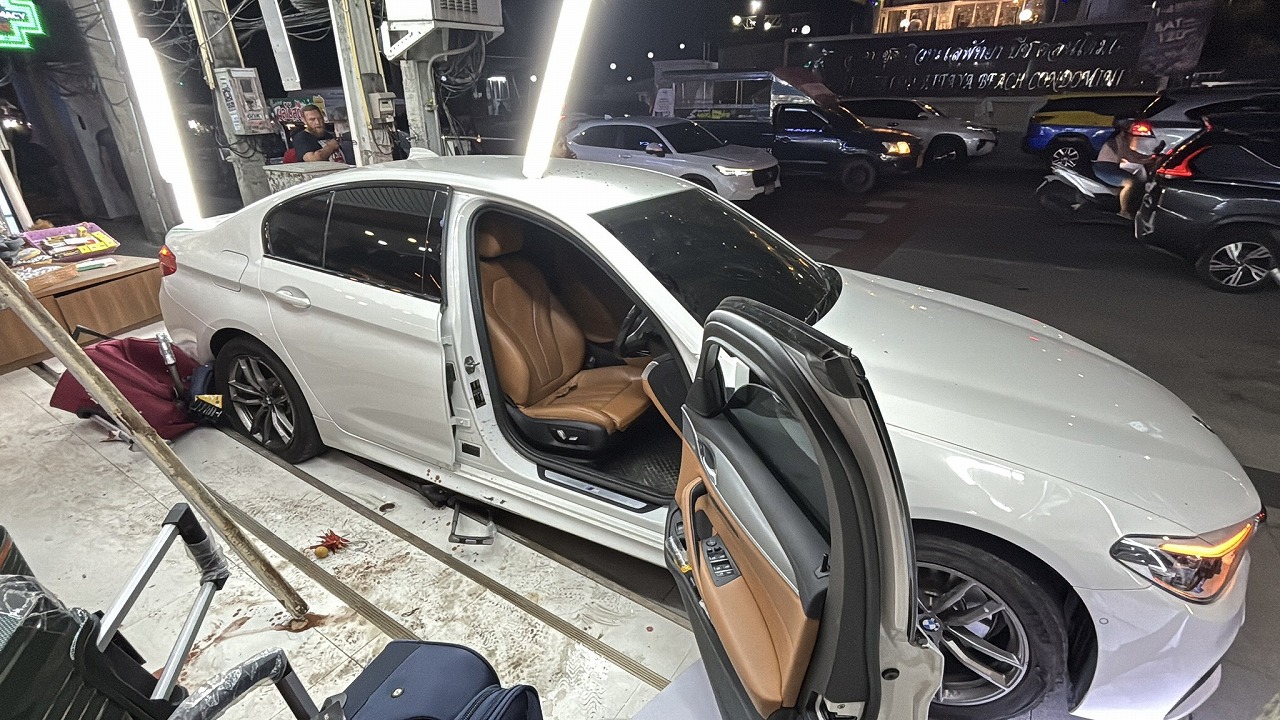 Σκηνές χάους στην Ταϊλάνδη: Αυτοκίνητο έπεσε πάνω σε τουρίστες και τραυμάτισε 5 άτομα – Δείτε το βίντεο