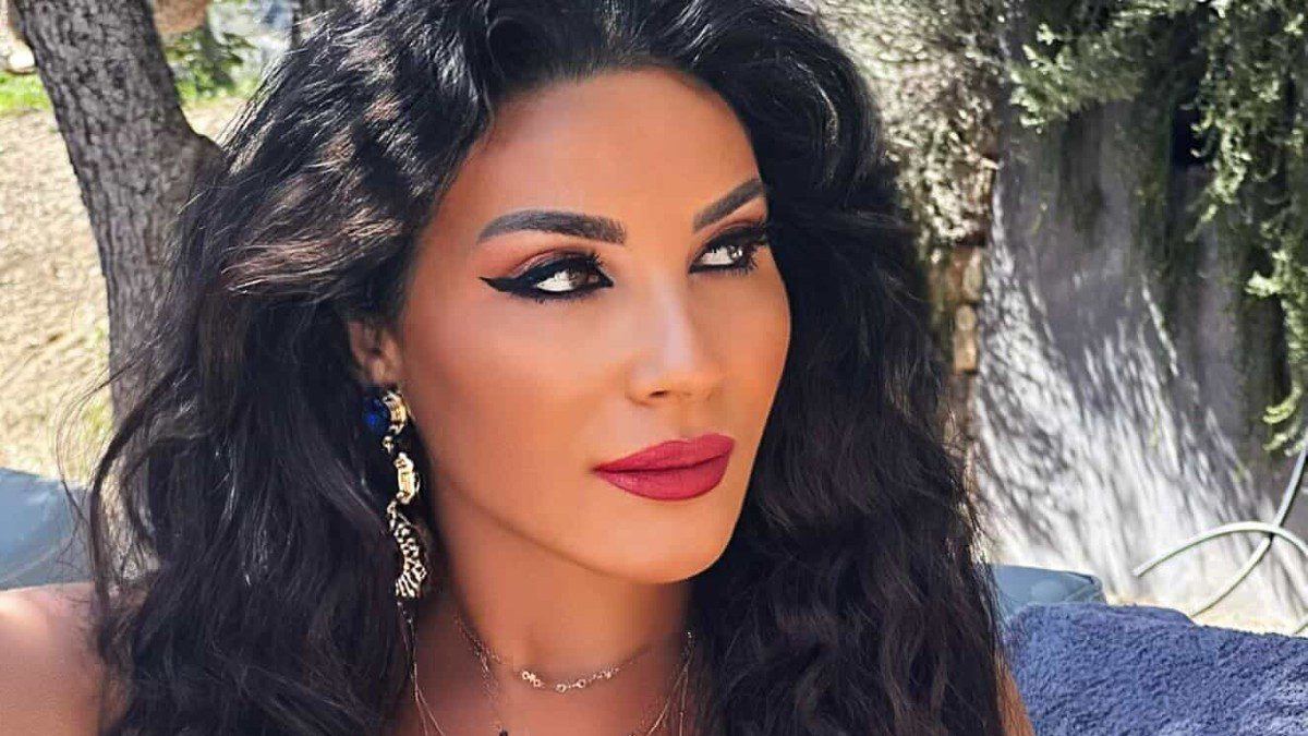 Η Πόπη Μαλλιωτάκη ανεβάζει τη θερμοκρασία με το σώμα και το ντεκολτέ της