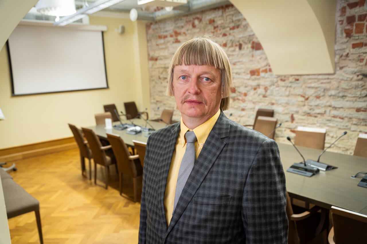 Ρέιν Έπλερ: Καταιγισμός σχολίων για τα μαλλιά του Εσθονού πολιτικού που μοιάζουν με… Playmobil