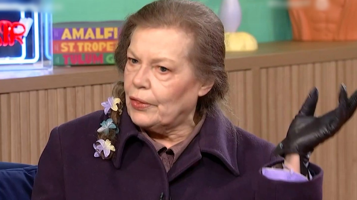 Home 80 Ρούλα Πατεράκη: Η πραγματικότητα πίσω από τα γάντια που δεν αποχωρίζεται – Αποκάλυψε τα χέρια της στον «αέρα»