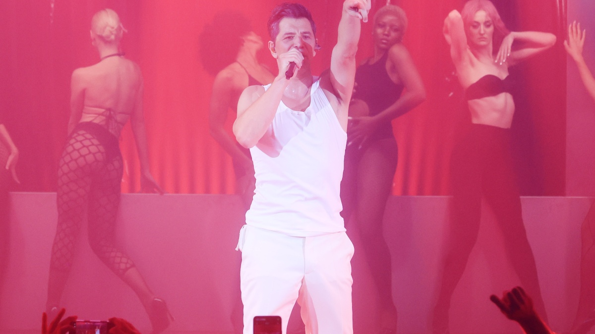 Σάκης Ρουβάς: Ερμήνευσε Καζαντζίδη στη σκηνή – Δείτε το βίντεο