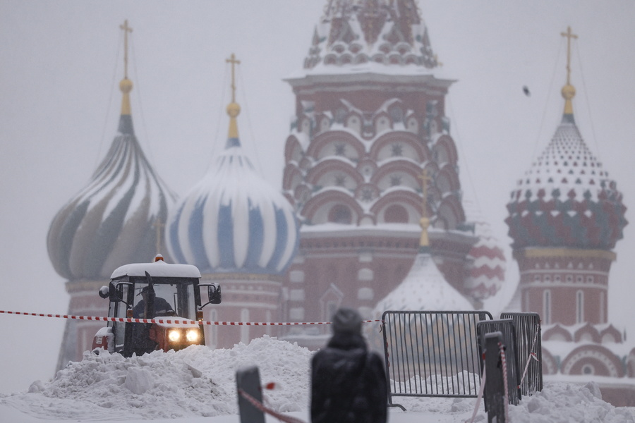 Καύσωνας; Τέλη Απριλίου και η Μόσχα καλύφθηκε από χιόνι, vid