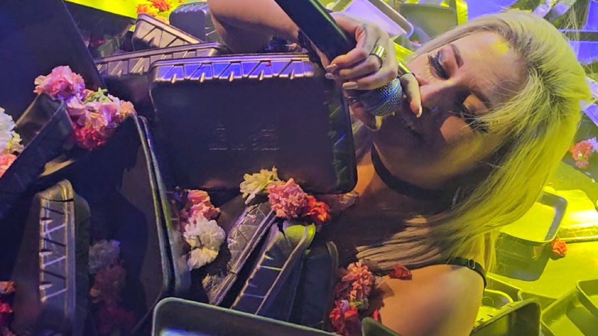 "Έθαψαν τραγουδίστρια με λουλούδια: Μοναδικό θέαμα που δεν έχετε ξαναδεί (Βίντεο)"