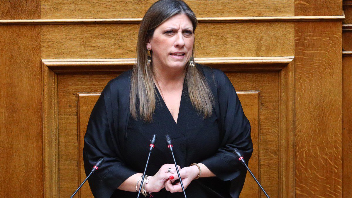 Ζωή Κωνσταντοπούλου: Κατέγραψε τους αστυνομικούς στη δίκη των Τεμπών – Η επίμονη ερώτηση που τους εκνεύρισε
