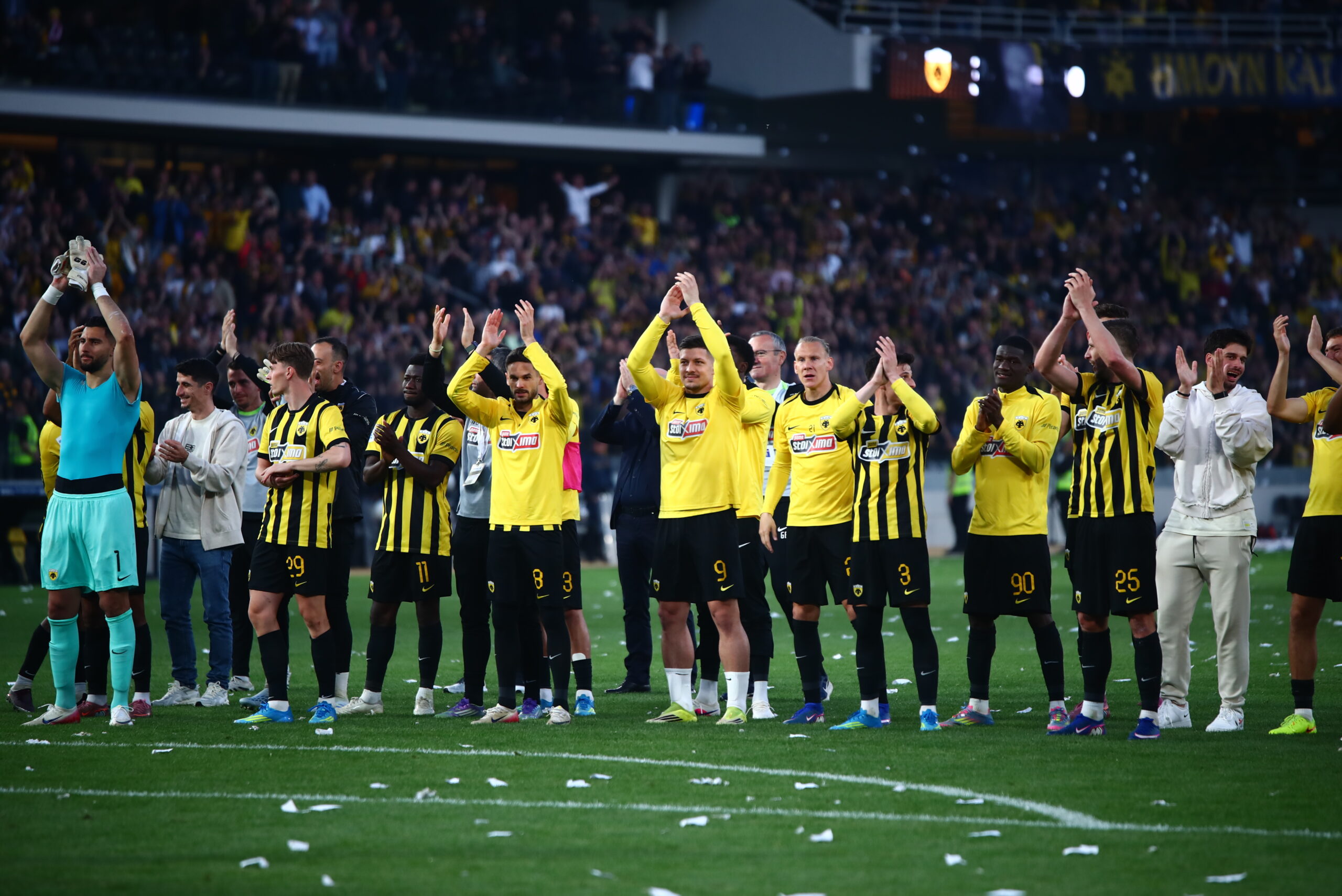 Ο Μάριος Ηλιόπουλος γιόρτασε τον θρίαμβο της ΑΕΚ σηκώνοντας το κασκόλ της Ένωσης