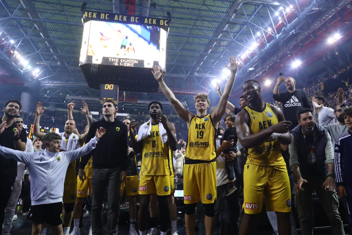 ΑΕΚ: Οι ξέφρενοι πανηγυρισμοί παικτών και φιλάθλων στη «Sunel Arena» μετά την πρόκριση στο Final 4 του BCL