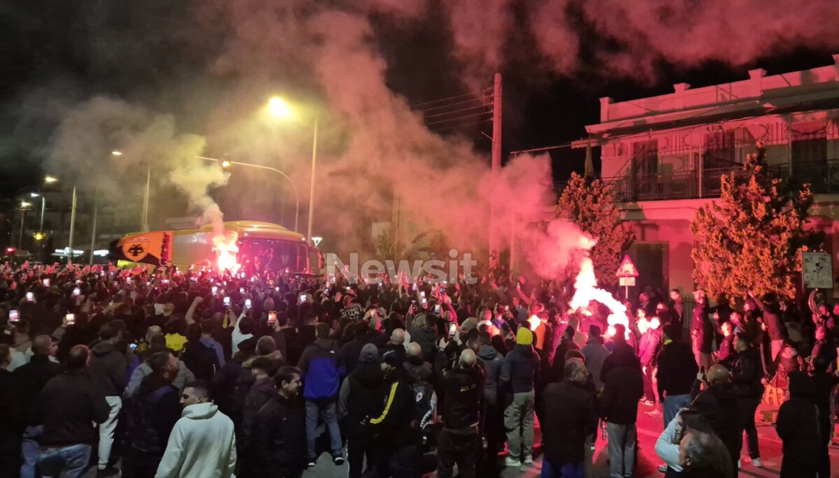 ΑΕΚ: «Παραλήρημα» οπαδών στη Νέα Φιλαδέλφεια για την άφιξη του πούλμαν, «να τοι οι πρωταθλητές» και καπνογόνο από τον Κοϊτά