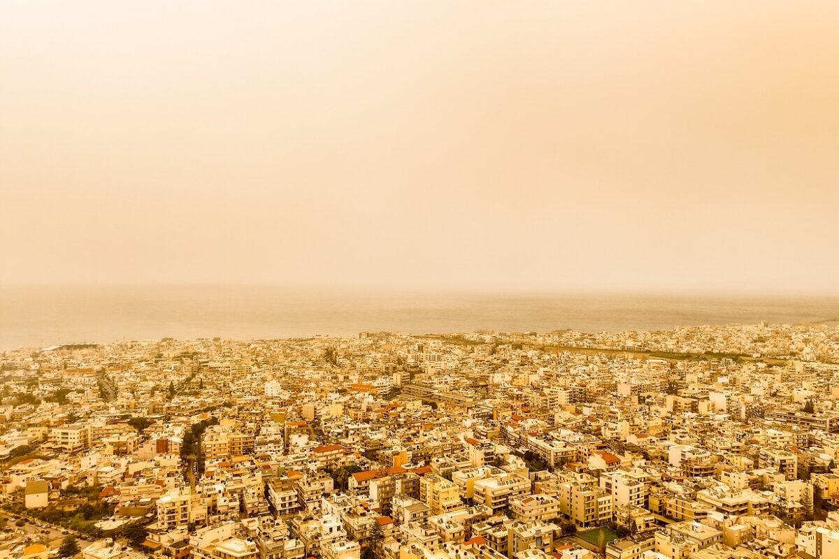 Σήμερα ο καιρός: Λασποβροχές, αφρικανική σκόνη και δυνατοί άνεμοι